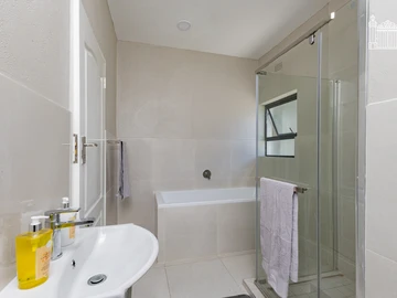2 Bedroom Flat & Apartment