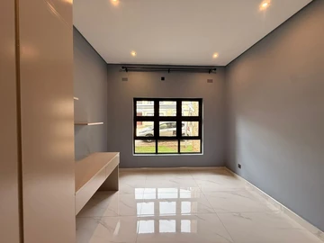 3 Bedroom Flat & Apartment