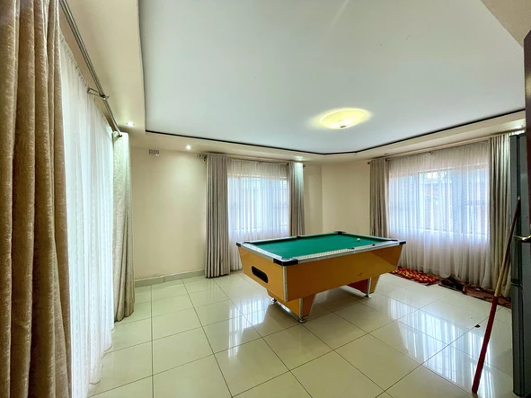 8 Bedroom House