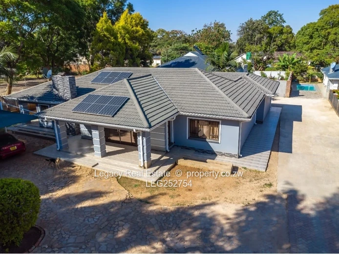 Strathaven 4-Bed Home 340m² - Pool, Borehole & Solar