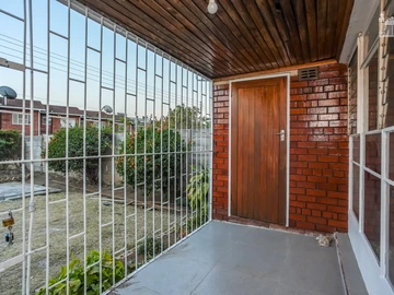 2 Bedroom Flat & Apartment
