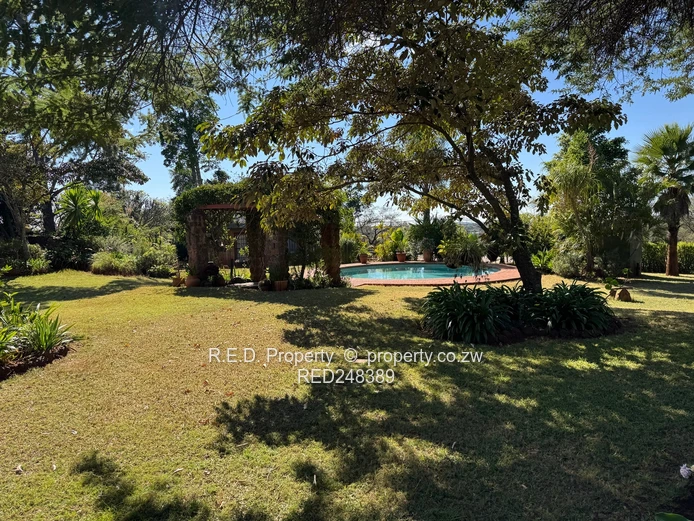 Private Retreat In Douglasdale!