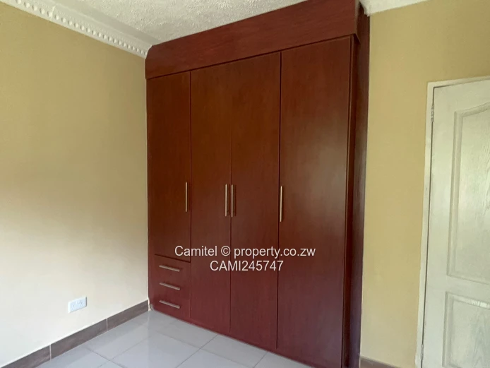 Spacious 3-Bed Garden Flat | Modern Kitchen & Borehole — Harare North