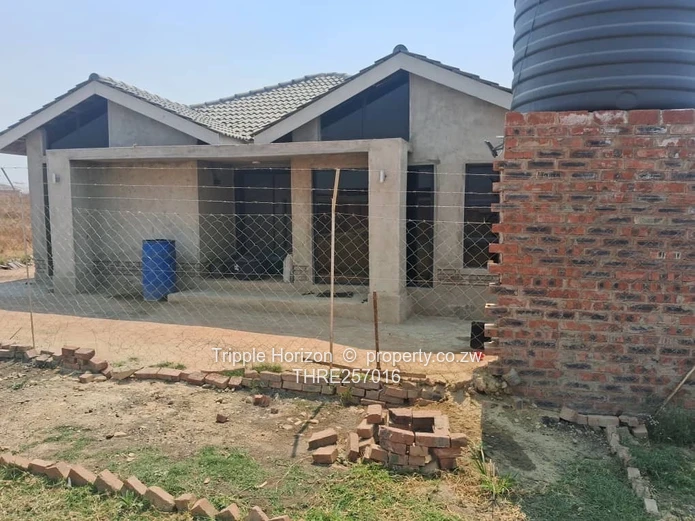 Glaudina 2-Bed Home - Borehole, Freestanding Tub & Stylish Dining
