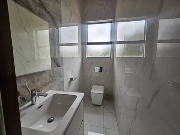 5 Bedroom Flat & Apartment