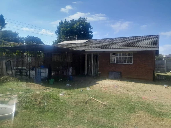 Charming commercial property with a 3-Bedroom Cottage with Borehole in Borrowdale West