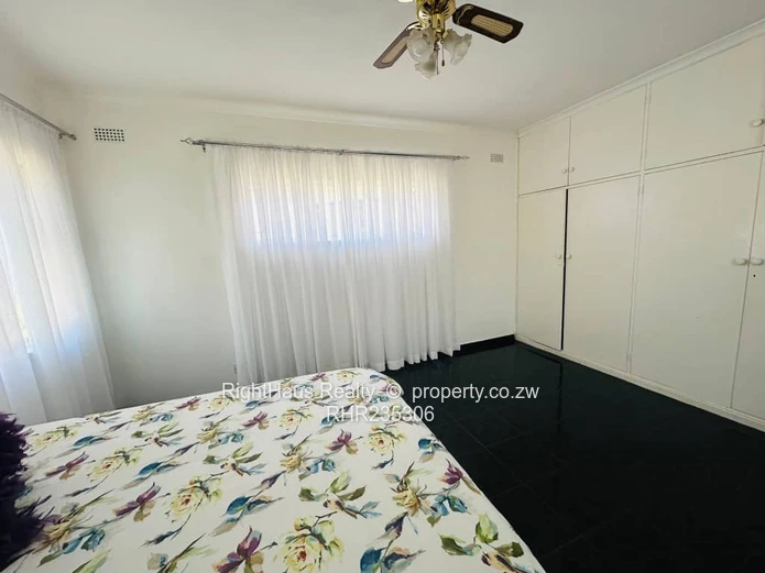 Executive 4 Bedroom Residence In Prime Hillside Location