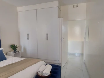 2 Bedroom Flat & Apartment