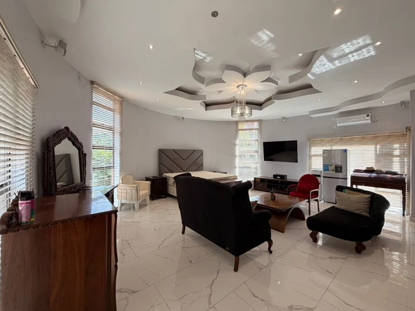 6 Bedroom House