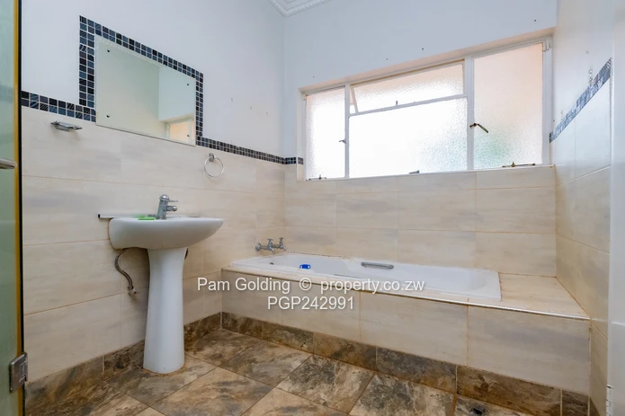 2 acres vainona – renovation and development opportunity near Village Walk. (Sole Mandate)