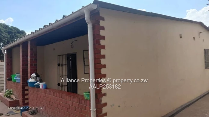 4-Bed Walled Highfield Home - Yard, Municipal Water