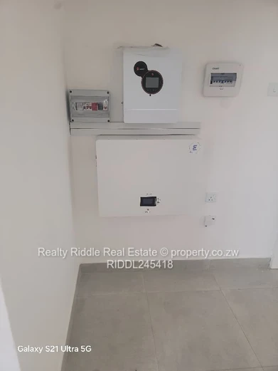 Modern 3 Bed, 2 Bath Flat in Borrowdale with Borehole