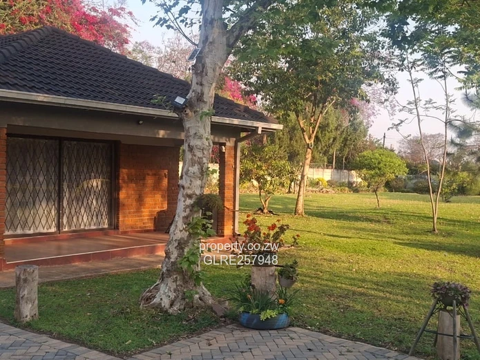 Spacious 5-Bed Home in Marlborough – Large Garden & Borehole