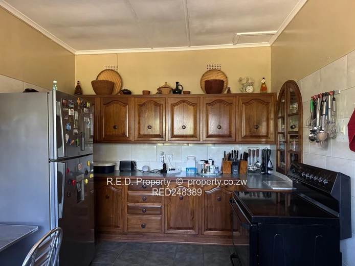Private Retreat In Douglasdale!