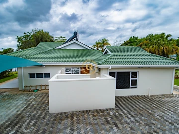 4 Bedroom Flat & Apartment