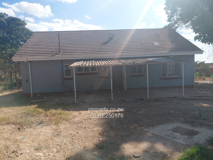 Spacious 3-Bed Waterfalls Home: Pool, Garden & Solar