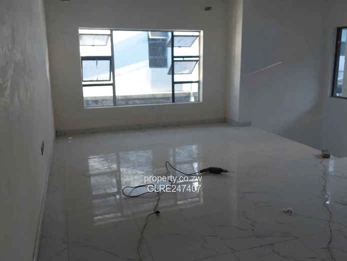 Near-finished 5BR Carrick Creagh Home — Borehole, 1000m²