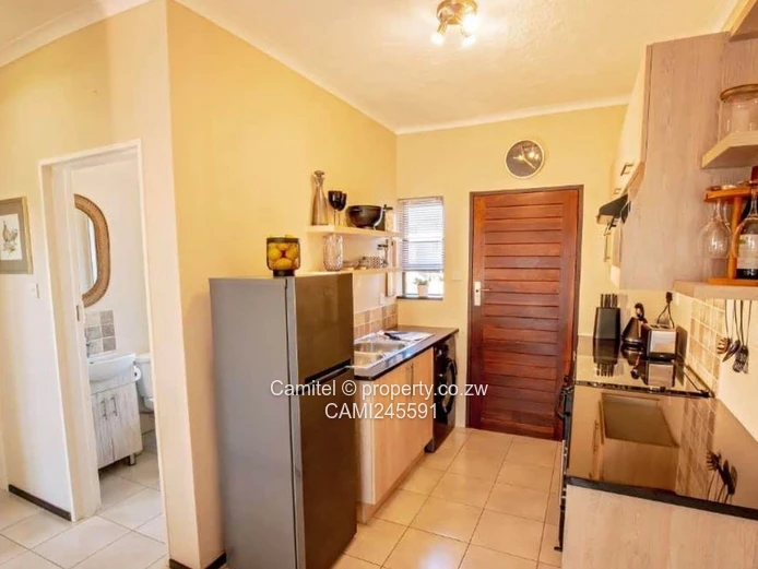 Sunlit Modern 2-Bed Apartment in Aspindale — Secure, Fitted Kitchen