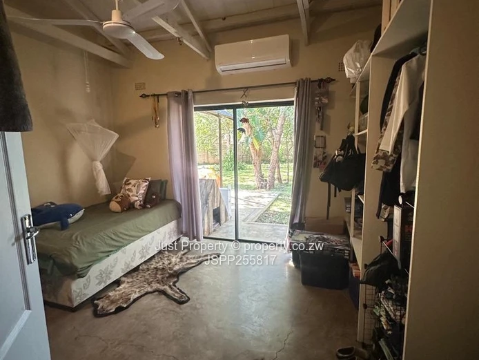 Spacious 5-Bed Victoria Falls Home with Cottage & Garden