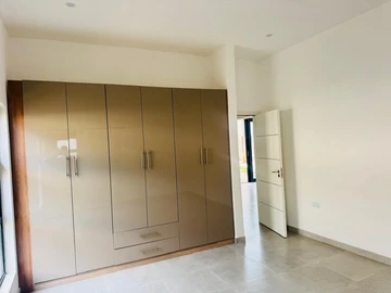 3 Bedroom Flat & Apartment