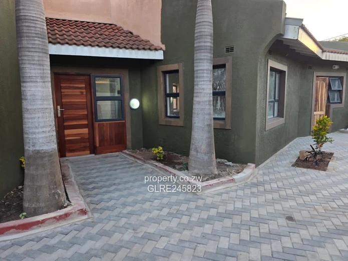 Paved Courtyard 2-Bed Glen View — Walled & Fitted Kitchen