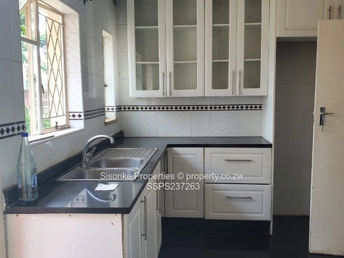 Spacious 3-Bed home with a modern fitted  kitchen — Avondale West