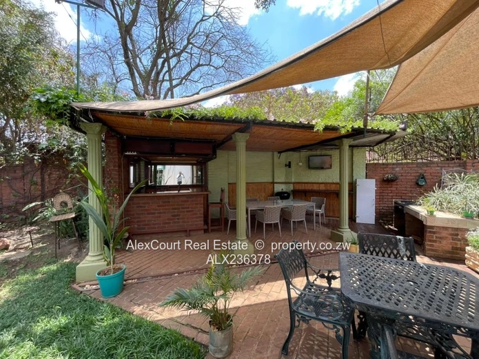 Beautifully Built House In Avondale West