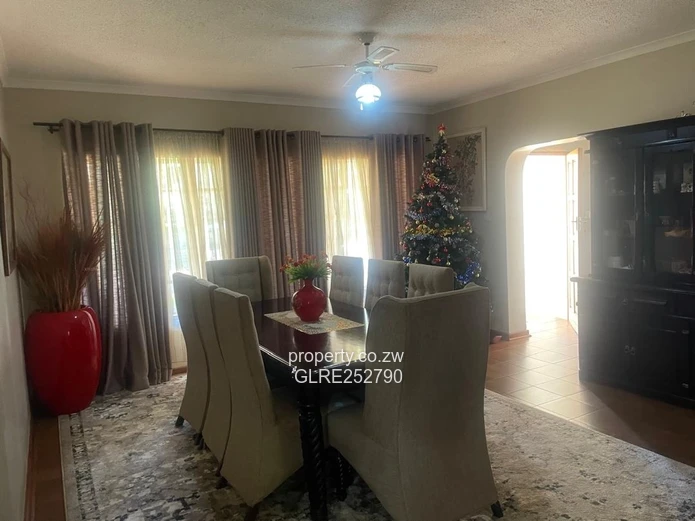 Spacious 3-Bed Double-Storey in Borrowdale Brooke with Garden