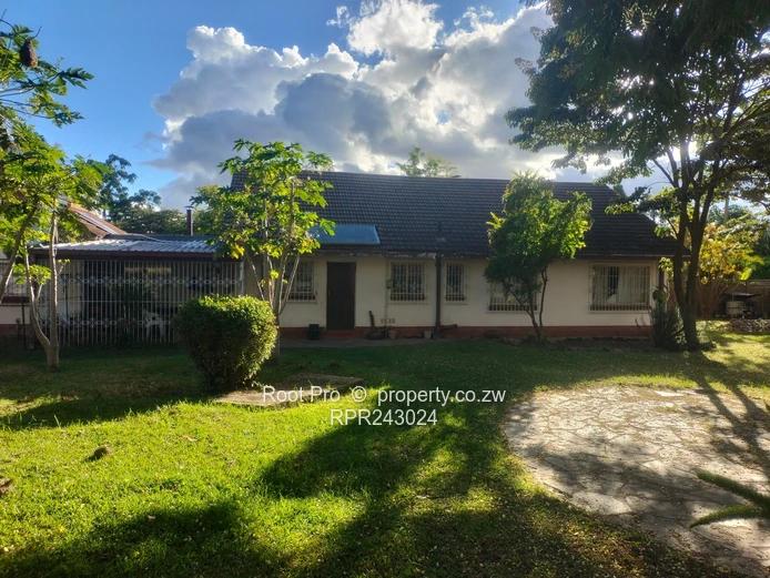Hatfield House on a Big yard for sale