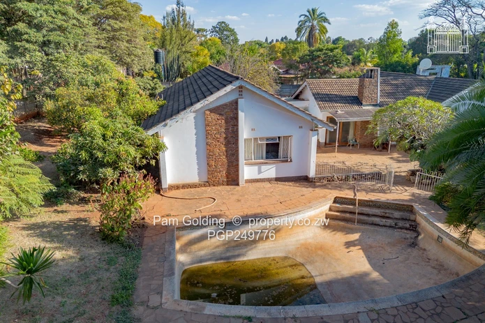 5Bedroom House on An Acre, Corner Property