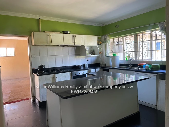 Family Home on 2,142 m², with Solar and Borehole (Sole Mandate)
