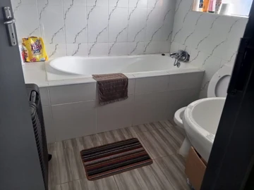 2 Bedroom Flat & Apartment