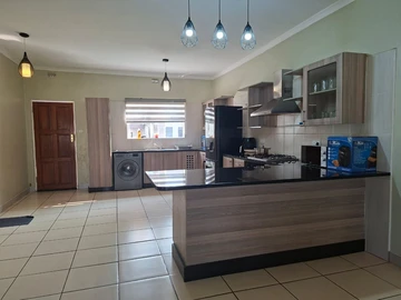 4 Bedroom Flat & Apartment