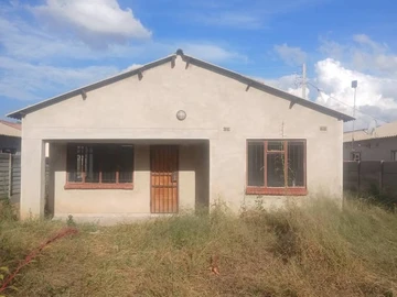 Budiriro cabs 35k three beds. Lounge kitchen and dining room. Separate toilet and bath.Walled and ga