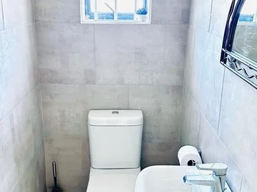 2 Bedroom Flat & Apartment