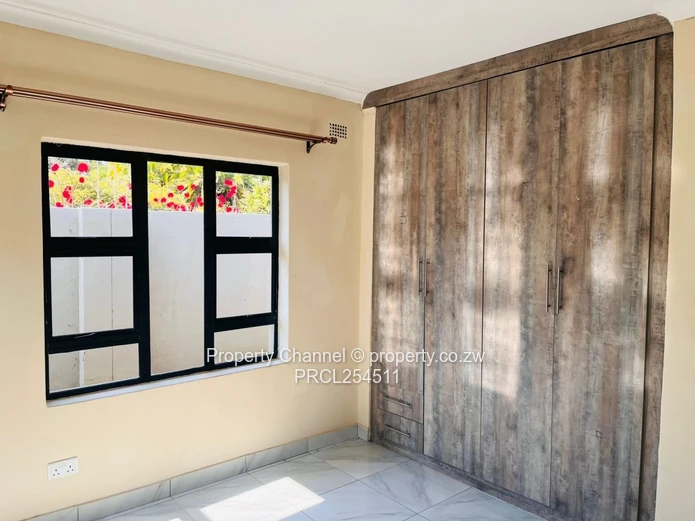 Modern 2-Bed Garden Flat: Built-in Wardrobe, Bath & Water Tank