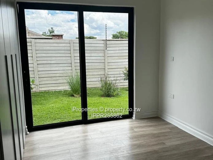 Modern 3BR/3BA Garden Flat with Lock-Up Garage – Borrowdale West