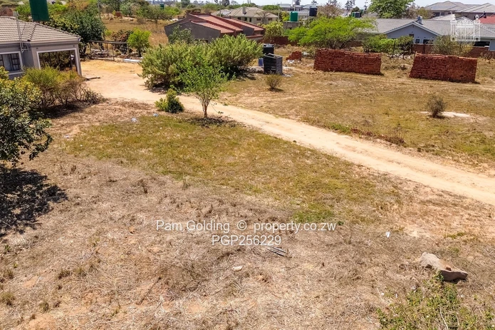Prime 2,000sqm stand with cottage!