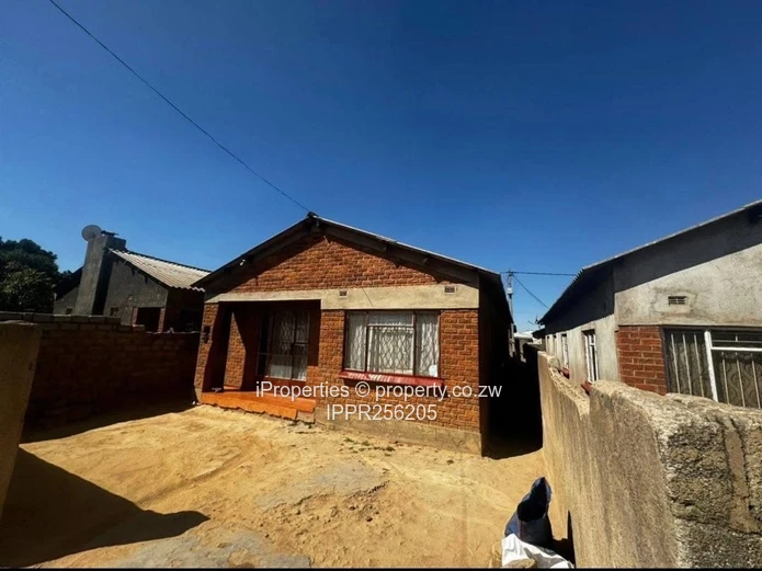 Zengeza 4-Bed Brick Home — Veranda & Sandy Front Yard