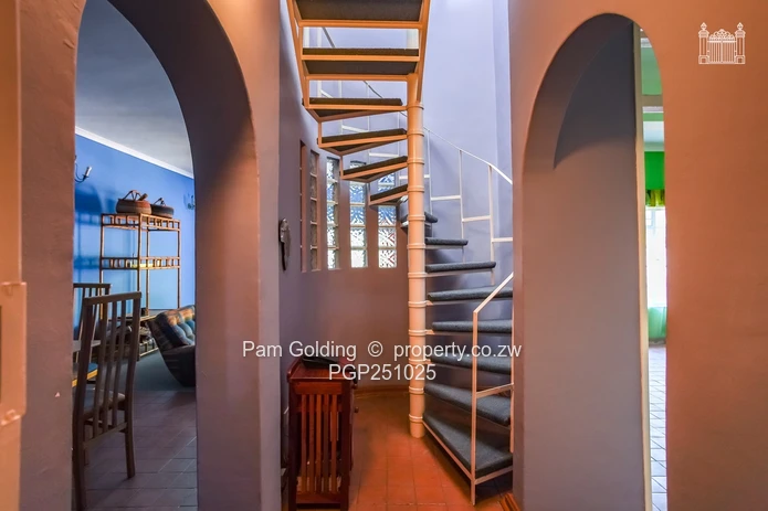 Charming Duplex Glen Lorne Apartment!!!