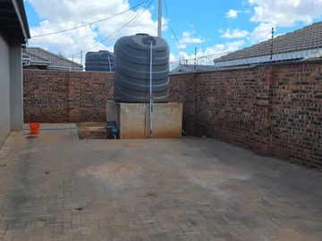 2 Bedroom Flat & Apartment