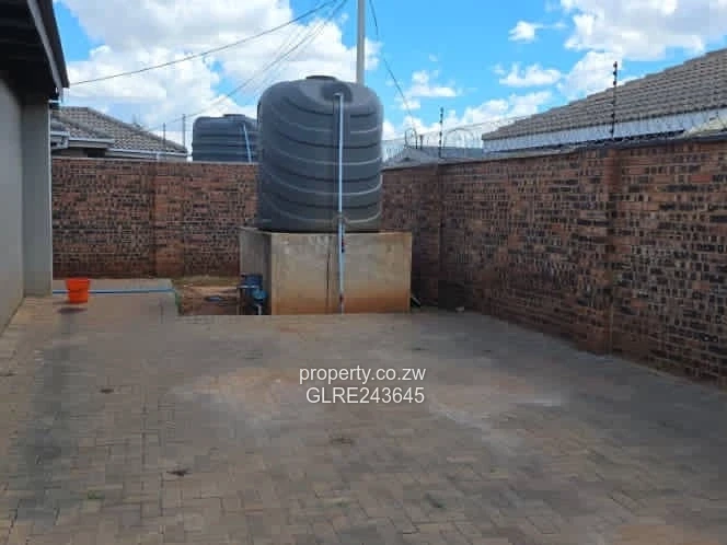 Open-Plan 2-Bed Flat Ashdown Park — Borehole & Yard