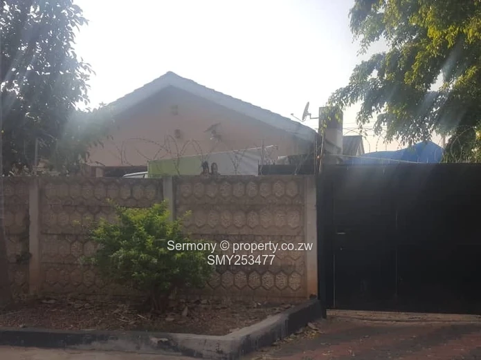 Spacious 3-Bed Home on 1800m² with Borehole — Mabelreign