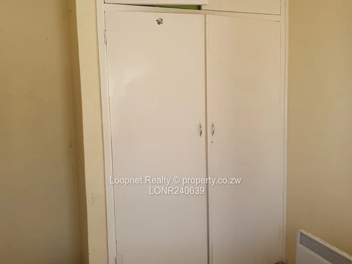 **Spacious 2-Bedroom Flat for Rent in Chitungwiza with Borehole** (Sole Mandate)