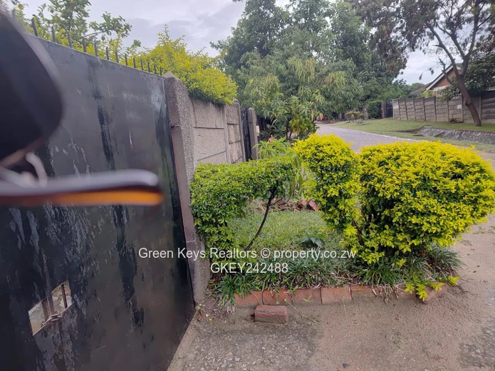 Gletwin Park: 4-Bed Home with Modern Kitchen & Fireplace