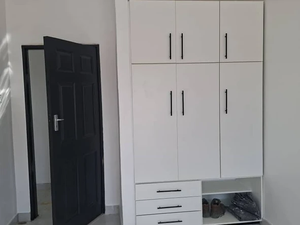 4 Bedroom Flat & Apartment
