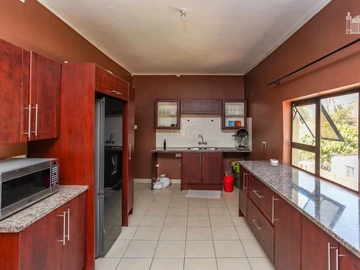 5 Bedroom Flat & Apartment