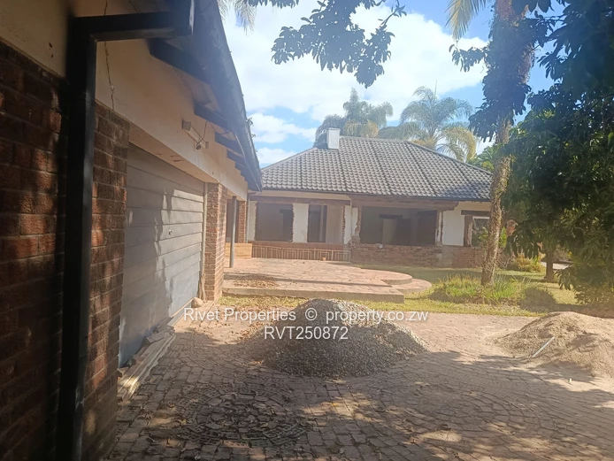 Spacious Highlands 5-Bed Home UNDER RENOVATION EXCELLENT LOCATION FOR ANYTHING (Sole Mandate)