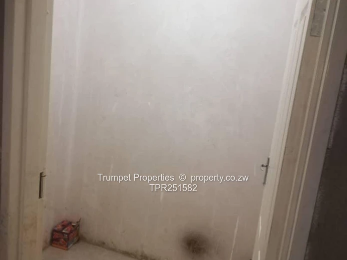 5-Bed Mazowe House — Tiled Interiors, Verandah & Solar