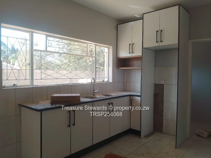 Spacious 3-Bed Ranch on 4646m² with Borehole, New Marlborough